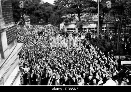Nationalsozialismus / Nationalsozialismus, Menschen, Menschenmenge vor dem Festspielhaus in Bayreuth Gruß Adolf Hitler, Richard Wagner Festspiele, um 1935, Zusatzrechte-Clearences-nicht vorhanden Stockfoto
