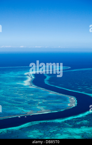 Luftaufnahme von "The River", eine 200 ft tiefe Rinne zwischen Hardys Riff und Hook Riff läuft. Great Barrier Reef Marine Park Stockfoto