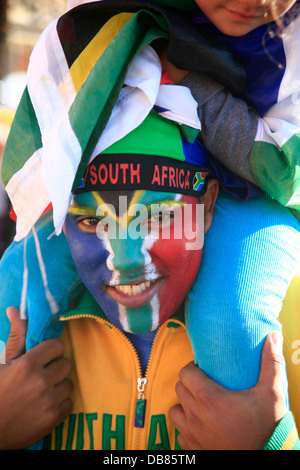 South African Fan feiert Grand Parade Fan Park stolz Leidenschaft tragen einen aufwändigen Kopfschmuck bemaltem Gesicht in Südafrika Stockfoto