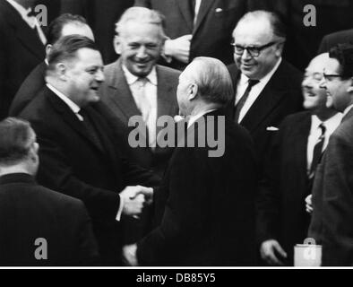 Adenauer, Konrad, 5.1.1876 - 19.4.1967, deutscher Politiker (CDU), Bundeskanzler 15.9.1949 - 16.10.1963, Wiederwahl, Bundesdiät, Bonn, 7.11.1961, Franz Josef Strauß gratuliert, Stockfoto
