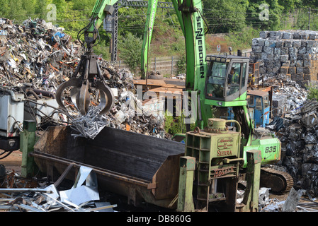 Kran Schrott in Müllpresse am Schrottplatz für Pressen vor dem Transport zum Schmelzen von Vereinigtes Königreich neu laden Stockfoto