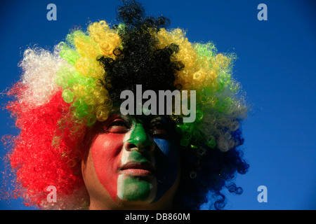 South African Fan feiert Grand Parade Fan Park stolz Leidenschaft tragen eine aufwendige Perücke in South Sfrican Farben in Kapstadt Stockfoto