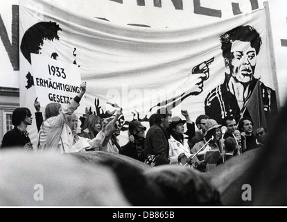 Demonstrationen, Deutschland, Straßentheater während des Protestes gegen die Notfälle, Bonn, 11.5.1968, Zusatzrechte-Clearences-nicht verfügbar Stockfoto
