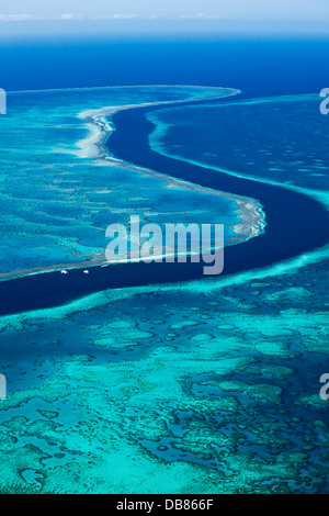 Luftaufnahme von "The River", eine 200 ft tiefe Rinne zwischen Hardys Riff und Hook Riff läuft. Great Barrier Reef Marine Park Stockfoto