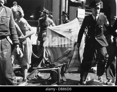 Demonstrationen, Deutschland, Proteste gegen verlängerte Öffnungszeiten samstags, Kaufingerstraße, München, 20.6.1953, Zusatzrechte-Clearences-nicht verfügbar Stockfoto