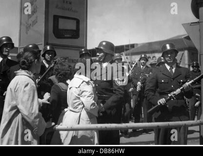 Demonstrationen, Deutschland, Proteste gegen verlängerte Öffnungszeiten samstags, Kaufingerstraße, München, 20.6.1953, Zusatzrechte-Clearences-nicht verfügbar Stockfoto