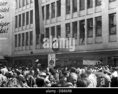 Demonstrationen, Deutschland, Proteste gegen verlängerte Öffnungszeiten am Samstag vor dem C&A Kaufingerstraße, München, 20.6.1953, Zusatzrechte-Clearences-nicht vorhanden Stockfoto