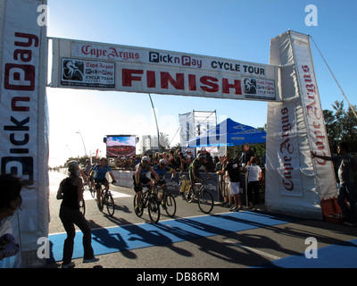 Radfahrer Ziellinie, die Argus Cycle Tour über 110 km über Kap-Halbinsel, die größten Radrennen in Welt zieht über zeitgesteuerte Stockfoto