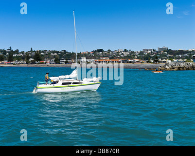 dh Hawkes Bay NAPIER NEUSEELAND man Yacht Eintritt in Napier Binnenhafen Boote Segelboot Segeln Freizeit Stockfoto