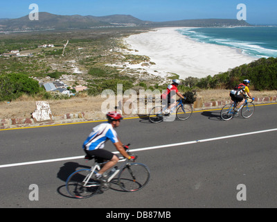 Cyclistrs Pedal oben starten Chapmans Peak zeitlich letzten Noordhoek Strand Argus Cycle Tour über 110km über Kap-Halbinsel, die größte Stockfoto