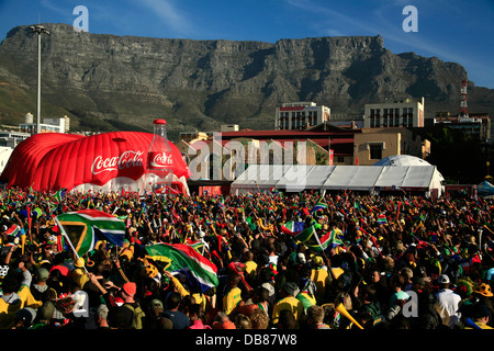 Südafrikanische Fans feiert Grand Parade Fan Park stolz Leidenschaft wehende südafrikanische Fahnen in Kapstadt Tafelberg in Stockfoto