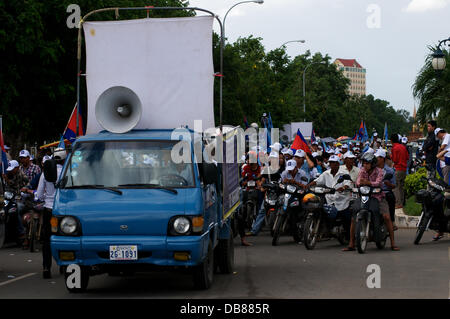 Phnom Penh, Kambodscha am 25. Juli 2013. Sam Rainsy Anhänger blockieren die Straße vor der Nationalversammlung in Phnom Penh. Sam Rainsy ist seit 2009 im Exil in Frankreich. Er war eine königliche Begnadigung gewährt, des Königs von Kambodscha & am 19. Juli 2013 wieder in Kambodscha. Bildnachweis: Kraig Lieb / Alamy Live News Stockfoto