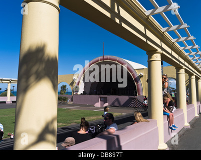 dh Marine Parade NAPIER NEUSEELAND Menschen entspannen Napier Sound Shell Bühne Art-Deco-Gebäude Stockfoto