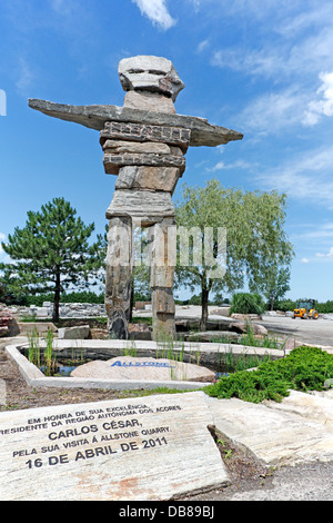 Die weltweit höchste Inuksuk ist ein Eskimo-Land-Marker, 12 Meter hoch und 82 in Gewicht, Schomberg Töne, Ontario; Kanada Stockfoto