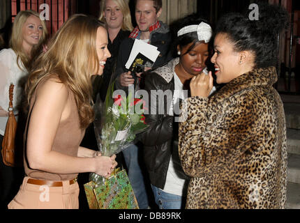 Kimberley Walsh verlassen Catherine Walker & Co Blush Fashion Show zugunsten der Wohltätigkeitsorganisation The Haven statt an einem Mayfair. Kimberley war sehr entspannt und hatte einen Chat, um die wartenden Fans. London, England - 19.05.11 Stockfoto