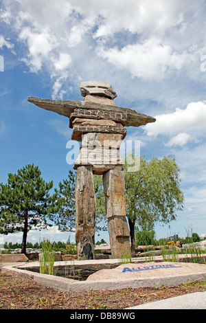 Die weltweit höchste Inuksuk ist ein Eskimo-Land-Marker, 12 Meter hoch und 82 in Gewicht, Schomberg Töne, Ontario; Kanada Stockfoto