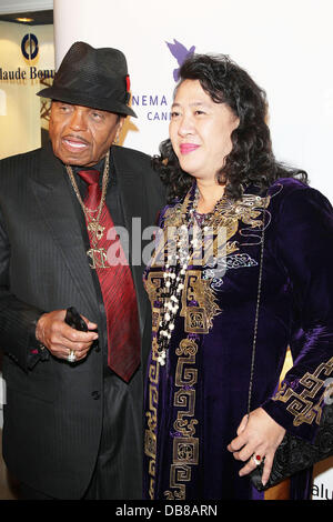 Joe Jackson und Gast 2011 Internationale Filmfestspiele Cannes - Tag 8 - Cinema for Peace - Ankunft Cannes, Frankreich - 18.05.11  Stockfoto