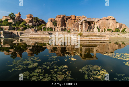 Reflexion des Mantapa in Hampi Stockfoto