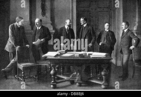 Erster Weltkrieg / 1. Weltkrieg, Kriegsende, Versailler Vertrag, deutsche Delegation vor ihrer Abreise nach Versailles, Gruppenbild, Berlin, 1919, Zusatzrechte-Clearences-nicht vorhanden Stockfoto