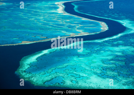 Luftaufnahme von "The River", eine 200 ft tiefe Rinne zwischen Hardys Riff und Hook Riff läuft. Great Barrier Reef Marine Park Stockfoto