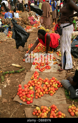 bunten Obst- und Gemüsemarkt im ländlichen Uganda Stockfoto