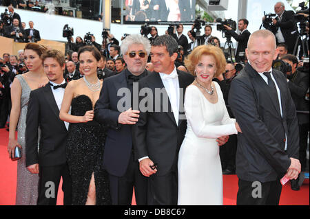 Blanca Suarez, spanischer Schauspieler Jan Cornet, spanische Schauspielerin Elena Anaya, spanische Regisseur Pedro Almodovar, spanische Schauspieler Antonio Banderas und spanische Schauspielerin Marisa Paredes und französischen Designer Jean-Paul Gaultier Cannes International Film Festival 2011 - Tag 9 - die Haut, ich in - Premiere Cannes, Frankreich - 18.05.11 lebe Stockfoto