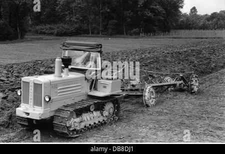 Landwirtschaft, Maschine, Hanomag K60 Traktor Pflügen, 50er Jahre, zusätzliche-Rechte-Clearences-not available Stockfoto