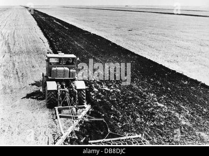 Landwirtschaft, Maschinen, Traktor mit Pflug, Kasachstan, 1950er Jahre, Zusatzrechte-Abfertigung-nicht vorhanden Stockfoto