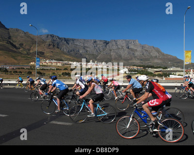 Radfahrer in die Pedale treten in der Nähe von Start Rennen Tafelberg im Rücken Argus Cycle Tour über 110km über Kap-Halbinsel, die größte Zyklus zeitlich Stockfoto