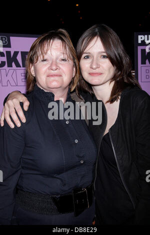 Penelope Gollop und ihrer Tochter Emily Mortimer Opening Night after-Party für die Public Theater Lab-Produktion von "Knickerbocker" statt im Knickerbocker Bar and Grill New York City, USA - 19.05.11 Stockfoto