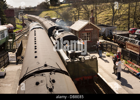 Großbritannien, England, Yorkshire, Goathland, Zug Ankunft an North Yorkshire Moors Railway station Stockfoto