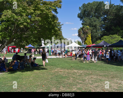 dh Farmers Sunday Market HASTINGS NEUSEELAND Menschen unter Baum Kunden entspannen Einkaufsstände Nordinsel hawkes Bay Stockfoto