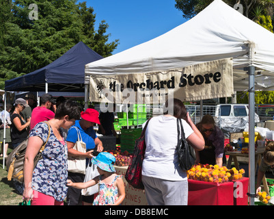 dh Farmers Market hawkes Bay HASTINGS NEUSEELAND Sunday Market Stall Menschen Kunden einkaufen Obststände Stockfoto