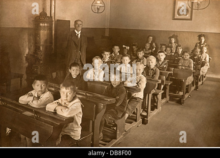 Pädagogik, Schule, Klasse, Jungen und Mädchen sitzen getrennt, Bild des letzten bayerischen Königs Ludwig II im Hintergrund, Kitzingen am Main, Bayern, Deutschland, 1914, Zusatz-Rechte-Clearences-nicht vorhanden Stockfoto