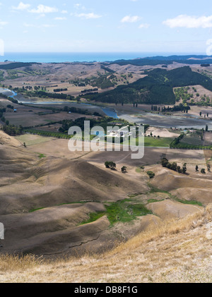 dh Te mata HAWKES BAY NEUSEELAND Blick auf die trockene Sommerlandschaft des Tukituki-Tales vom Aussichtspunkt Te Mata Peak aus, Landschaften von havelock nach Norden Stockfoto