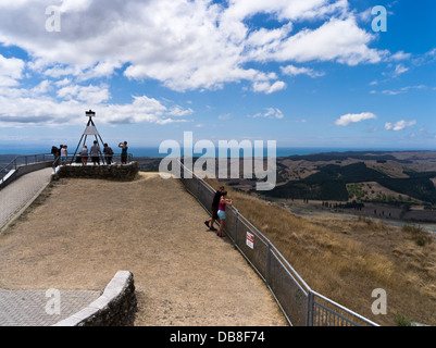 dh Te mata Peak havelock North HAWKES BAY NEUSEELAND Menschen am Aussichtspunkt über Blick trockene Sommerlandschaft Stockfoto