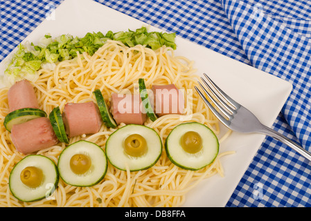 Spaghetti auf attraktive Weise für Kinder vorbereitet Stockfoto