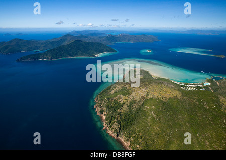 Luftaufnahme von Hayman Island mit Hook Island im Hintergrund. Whitsunday Islands, Whitsundays, Queensland, Australien Stockfoto