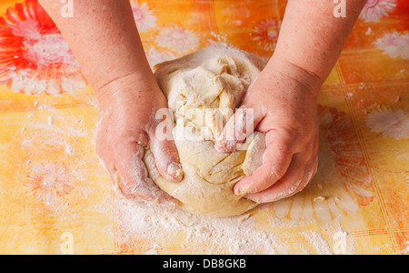 Herstellung von Brot, die Hände weiblich, einen Teig kneten Stockfoto