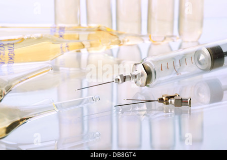 Fläschchen und alte Glas Spritze Whis immer noch Nadeln Stockfoto