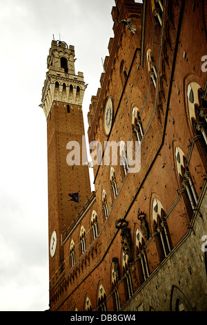 Italien, Siena, Piazza del Campo. Detail des Torre del Mangia Stockfoto