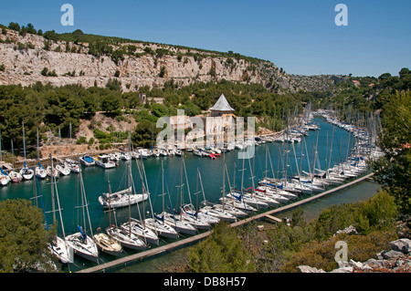 Provence Calanques in der Nähe von Cassis Französisch Riviera Frankreich Boot Hafen Hafen Sea Stockfoto