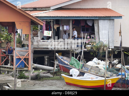 Farbenfrohe Gebäude und Boote, Bako Dorf, Sarawak, Malaysia Stockfoto