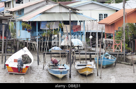 Farbenfrohe Gebäude und Boote, Bako Dorf, Sarawak, Malaysia Stockfoto