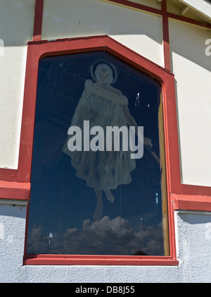 dh Ohinemutu ROTORUA Neuseeland St Glaubensrichtungen anglikanische Kirche Maori geätzten Fenster Mann mit Maori Mantel Stockfoto