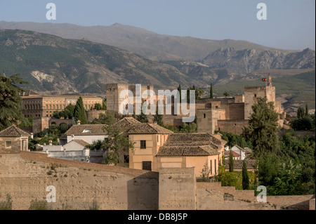 Die Alhambra (Alcazaba) und die Stadtmauer von Granada sind vom Mirador San Cristóbal aus zu sehen. Diese historische Stätte im Süden Spaniens ist bekannt für ihre komplizierte islamische Architektur und ihre Rolle in der spanischen Geschichte. Die Alcazaba diente als Festung und königliche Residenz und bot einen atemberaubenden Blick auf die umliegende Stadt und die Landschaft. Stockfoto