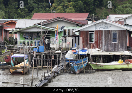 Farbenfrohe Gebäude und Boote, Bako Dorf, Sarawak, Malaysia Stockfoto
