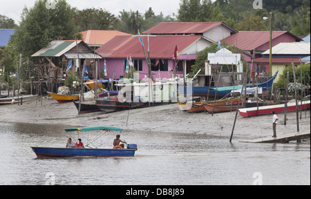 Farbenfrohe Gebäude und Boote, Bako Dorf, Sarawak, Malaysia Stockfoto