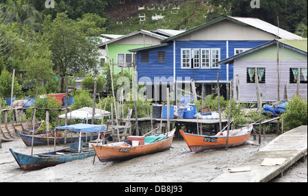 Farbenfrohe Gebäude und Boote, Bako Dorf, Sarawak, Malaysia Stockfoto