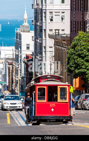 berühmten Cable Car auf der Straße in San Francisco Stadt Stockfoto